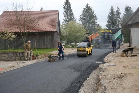 ASFALTIRANJE DOLENJE JEZERO 03 FOTO LJUBO VUKELIČ